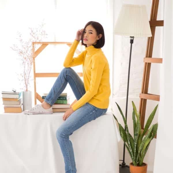 Winter Clothing เช่าเสื้อกันหนาว - Sweater คอเต่า สีเหลือง