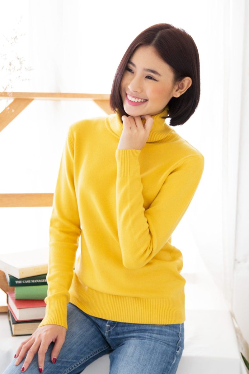Winter Clothing เช่าเสื้อกันหนาว - Sweater คอเต่า สีเหลือง